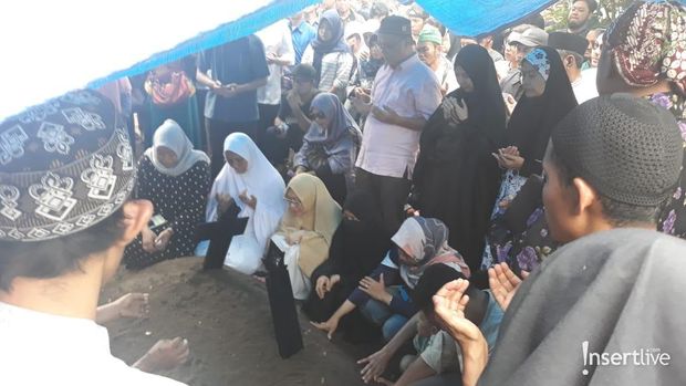Prosesi pemakaman Bani Seventeen