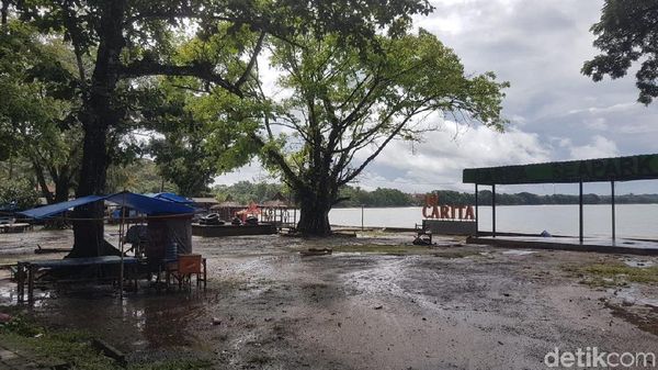 Puing Berserakan, Begini Kondisi Pantai Carita Pagi Ini