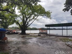 Puing Berserakan, Begini Kondisi Pantai Carita Pagi Ini Puing Berserakan, Begini Kondisi Pantai Carita Pagi Ini