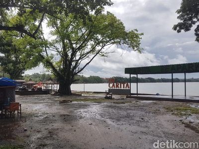 Puing Berserakan, Begini Kondisi Pantai Carita Pagi Ini