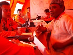 Istri Tewas, Aweng Kini Cari 1 Anaknya yang Hilang Akibat Tsunami