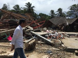 Jokowi Kunjungi Hotel Mutiara Carita yang Hancur Disapu Tsunami