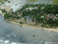 KRI Torani Sisir Korban Tsunami Selat Sunda