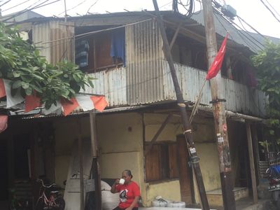 Potret Rumah Berdinding Seng Alamat Pemilik Porsche Cayman