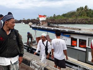 Wisatawan Pulau Sangiang Berlarian ke Atas Bukit Saat Tsunami Wisatawan Pulau Sangiang Berlarian ke Atas Bukit Saat Tsunami