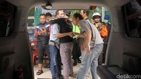 Haru, Saat Keluarga Jemput Korban Meninggal Tsunami Anyer
