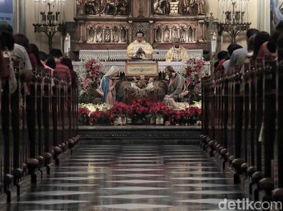 Misa Natal di Katedral Berlangsung Khusyuk
