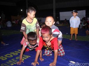 Melihat Kondisi Anak-anak Korban Tsunami di Pengungsian