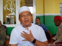 Faank Wali Menangis di Pemakaman Aa Jimmy