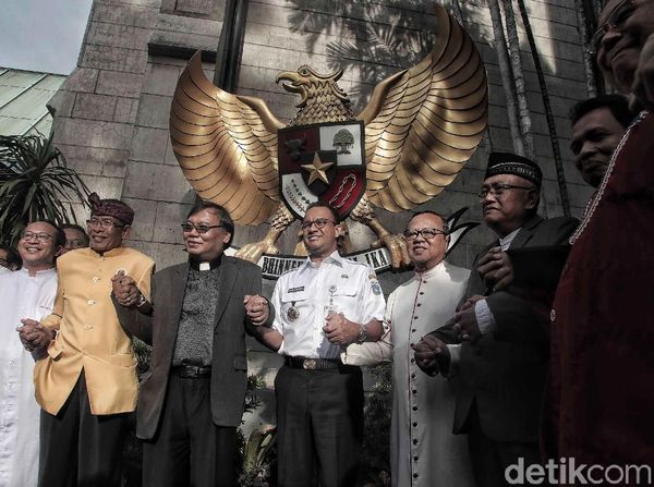 Berbaju Dinas, Anies Baswedan Kunjungi Gereja Katedral