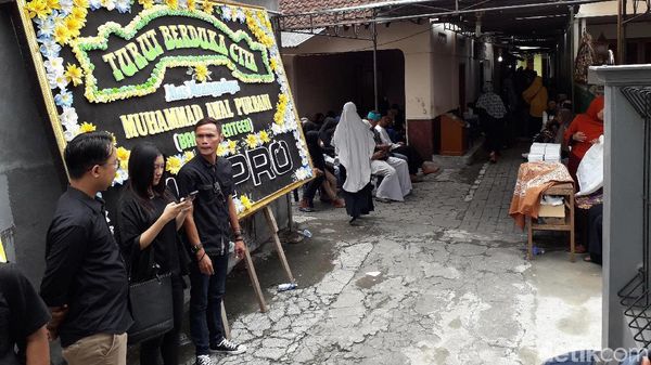 Suasana Rumah Duka dan Pemakaman Bani Seventeen