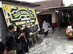 Suasana Rumah Duka dan Pemakaman Bani Seventeen