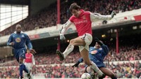 Arsenal menjamu Leicester City pada 26 Desember 2000. Meriam London melibas tamunya dengan skor 6-1 di pekan ke-20. Thierry Henry mengemas hat-trick. (Foto: Mike Hewitt /Allsport)