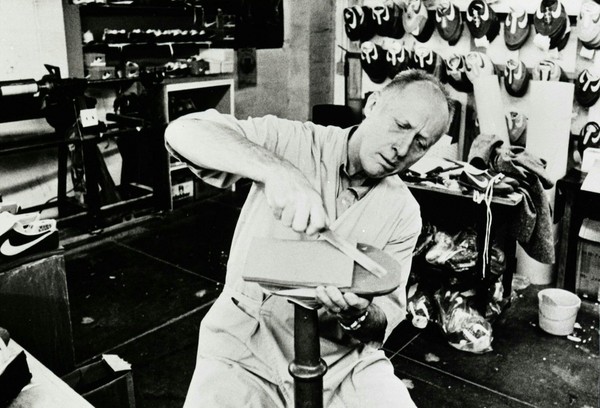 Phil Knight, pendiri Nike membuat sepatu di garasi mobilnya pada tahun 1964. Pada tahun tersebut, Nike masih bernama Blue Ribbon Sports. (scoopwhoop.com/Wordpress)