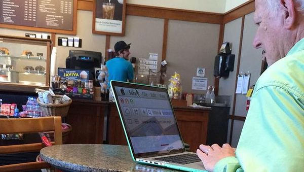 Lucunya Para Orang Tua Gunakan Teknologi