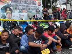 Buat Onar, 33 Geng Motor Dijemur Polisi di Tugu Adipura Sukabumi
