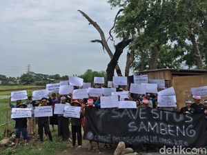 Warga Demo Perluasan TPA yang Dianggap Rusak Situs Majapahit