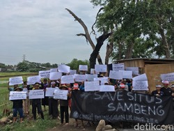 Warga Demo Perluasan TPA yang Dianggap Rusak Situs Majapahit