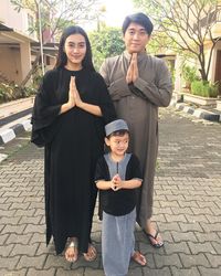 Cynthia Wijaya dan keluarga