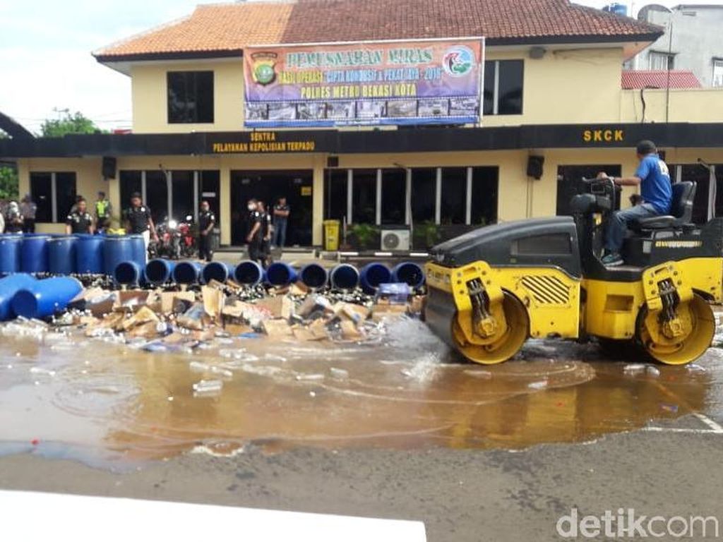 Jelang Natal, Polisi Musnahkan 5.000 Botol Miras di Bekasi Jelang Natal, Polisi Musnahkan 5.000 Botol Miras di Bekasi