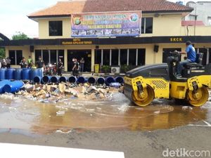 Jelang Natal, Polisi Musnahkan 5.000 Botol Miras di Bekasi Jelang Natal, Polisi Musnahkan 5.000 Botol Miras di Bekasi