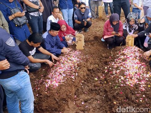 Pemakaman Aa Jimmy dan istri/