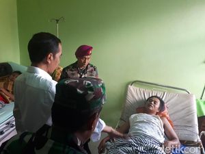 Jokowi Sapa Pengungsi Korban Tsunami di Labuan