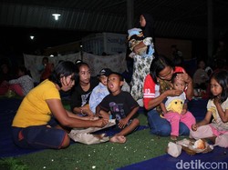 Potret Pengungsi Tsunami Banten Bertahan di Lapangan Futsal