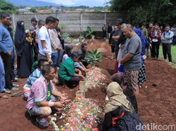 Tangis Haru Iringi Pemakaman 2 Warga Sumedang Korban Tsunami