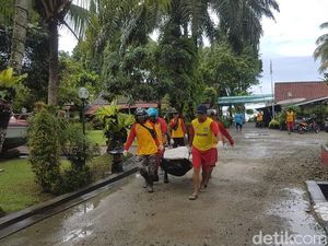 Jenazah Korban Tsunami Ditemukan Terdampar di Pantai Carita Jenazah Korban Tsunami Ditemukan Terdampar di Pantai Carita