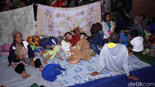 Korban Tsunami Mengungsi di Lapangan Futsal