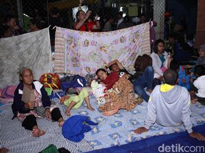 Korban Tsunami Mengungsi di Lapangan Futsal