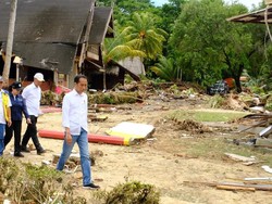 Jokowi Tinjau Hotel di Carita yang Hancur Karena Tsunami Banten