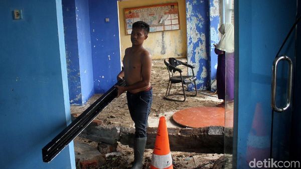 Pos PJR Carita Rusak Parah Diterjang Tsunami