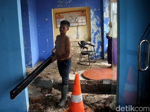 Pos PJR Carita Rusak Parah Diterjang Tsunami