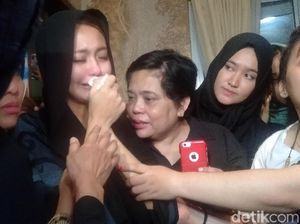 Duka dan Tangis di Rumah Duka Herman Seventeen Duka dan Tangis di Rumah Duka Herman Seventeen