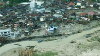 Melihat dari Udara Rumah yang Porak-poranda Disapu Tsunami