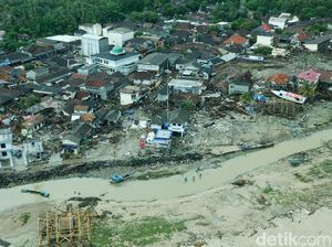 Melihat dari Udara Rumah yang Porak-poranda Disapu Tsunami