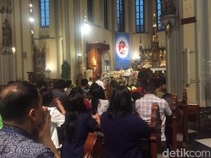 Misa Natal di Katedral Mulai, Jemaat Khidmat Beribadah