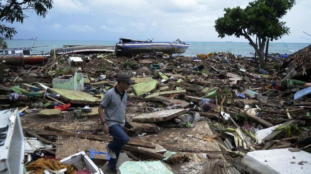 Kondisi Desa Way Muli, Kecamatan Rajabasa, Lampung Selatan, Lampung, usai dihantam tsunami, Minggu (23/12).