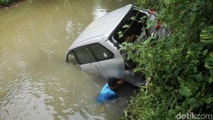 Mobil yang Terseret Tsunami Dievakuasi