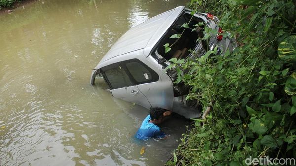 Mobil yang Terseret Tsunami Dievakuasi