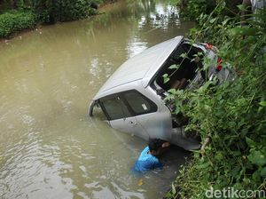 Mobil yang Terseret Tsunami Dievakuasi
