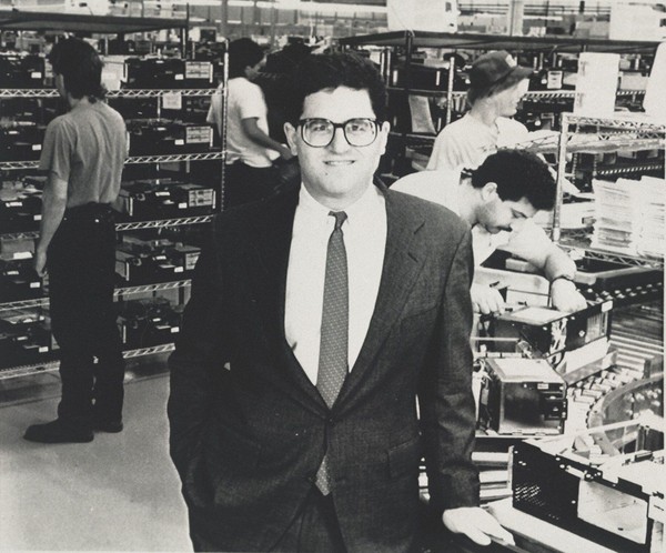 Michael Dell pemilik perusahaan komputer Dell mendirikan usahanya pada tahun 1984 di garasi. Hingga saat ini, nilai perusahaan mencapai US$ 50 miliar. (scoopwhoop.com/WashingtonPost) Michael Dell pemilik perusahaan komputer Dell mendirikan usahanya pada tahun 1984 di garasi. Hingga saat ini, nilai perusahaan mencapai US$ 50 miliar. (scoopwhoop.com/WashingtonPost)