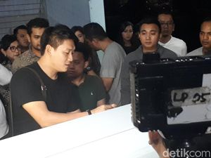 Doa Bersama Sebelum Jenazah Istri Ifan Seventeen Diterbangkan Doa Bersama Sebelum Jenazah Istri Ifan Seventeen Diterbangkan
