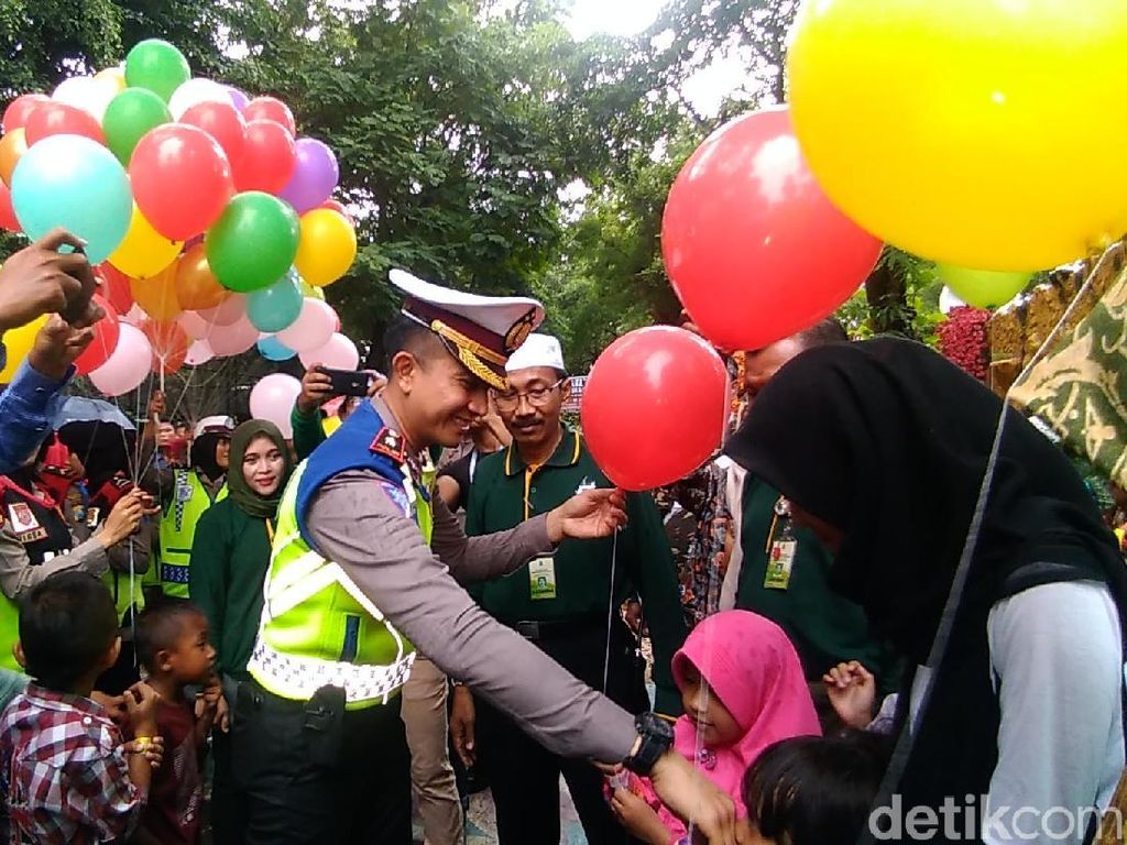 Polisi Beri Rasa Nyaman ke Masyarakat yang Berlibur di Surabaya Polisi Beri Rasa Nyaman ke Masyarakat yang Berlibur di Surabaya