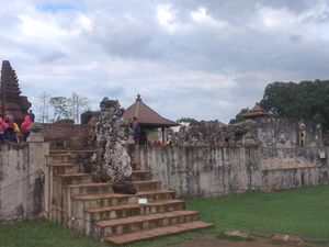 Libur Akhir Tahun, Gua Sunyaragi Cirebon Diserbu Wisatawan