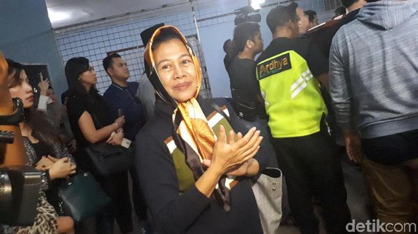 Senyum Ikhlas Ibunda Dylan Sahara