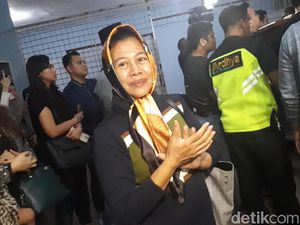 Senyum Ikhlas Ibunda Dylan Sahara