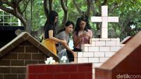 Hari Natal, Pemakaman Katolik Ramai Didatangi Peziarah